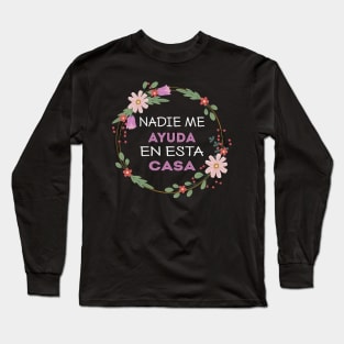 Nadie Me Ayuda En Esta Casa Long Sleeve T-Shirt